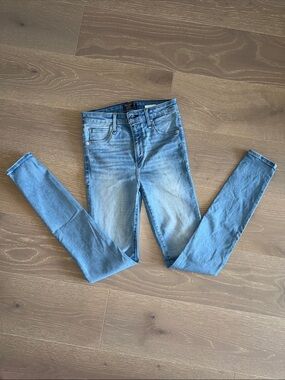 Abercrombie & Fitch Light Wash Women’s Slim Jeans - Blue size 25L